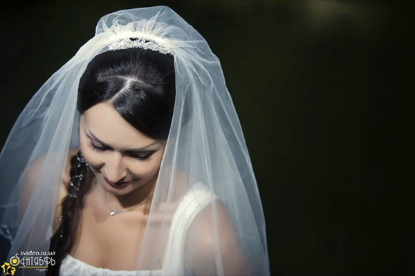 Заколка и нить для оплетения косы невесты